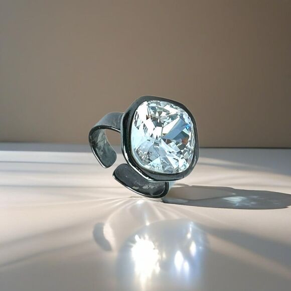 Handcrafted sparkly ring made with Swarovski crystal adjustable fit in gunmetal - Picture 2 of 5
